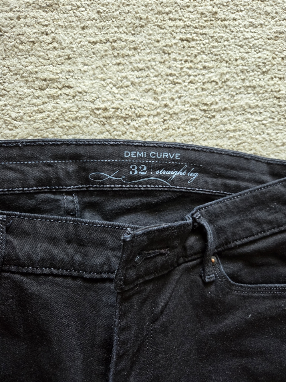 Levi's Demi Curve Straight Leg Jeans in Black Size 32